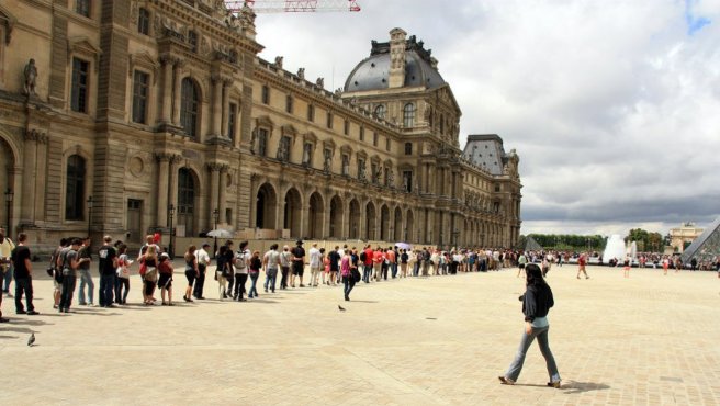 queue-to-the-louvre-m