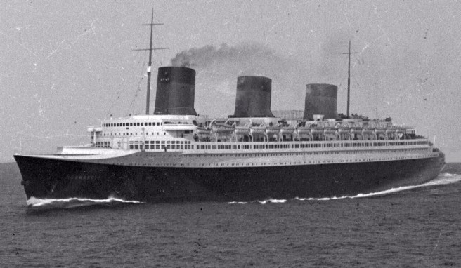 SS_Normandie_at_sea_01